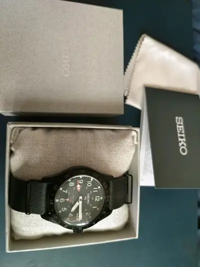 Reloj Seiko 5 Automático Negro con Correa de Cuero - miniatura 1