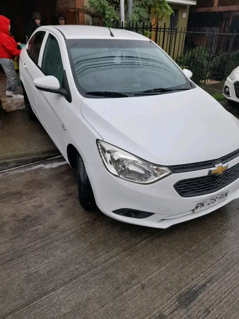 Auto Chevrolet sail blanco en buen estado - 1
