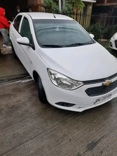 Auto Chevrolet sail blanco en buen estado - miniatura 1