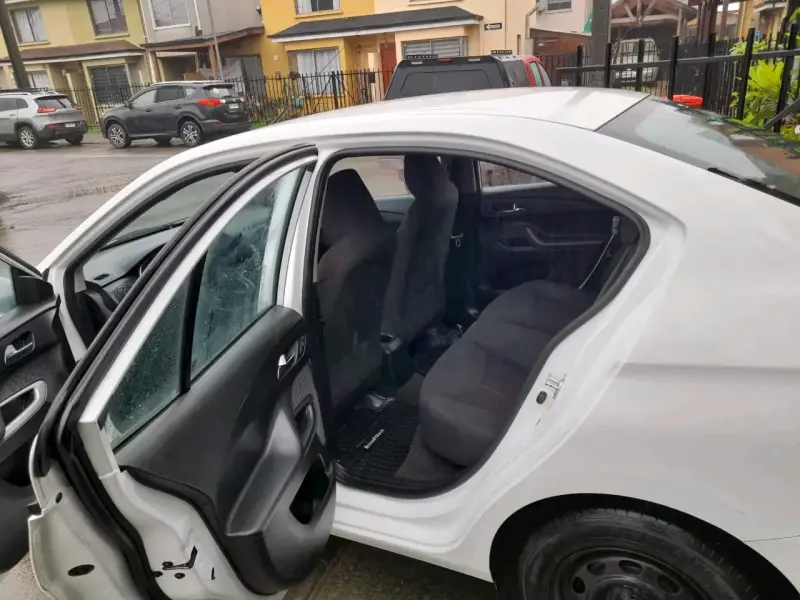Auto Chevrolet sail blanco en buen estado - 2
