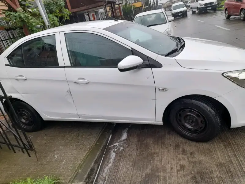 Auto Chevrolet sail blanco en buen estado - 3