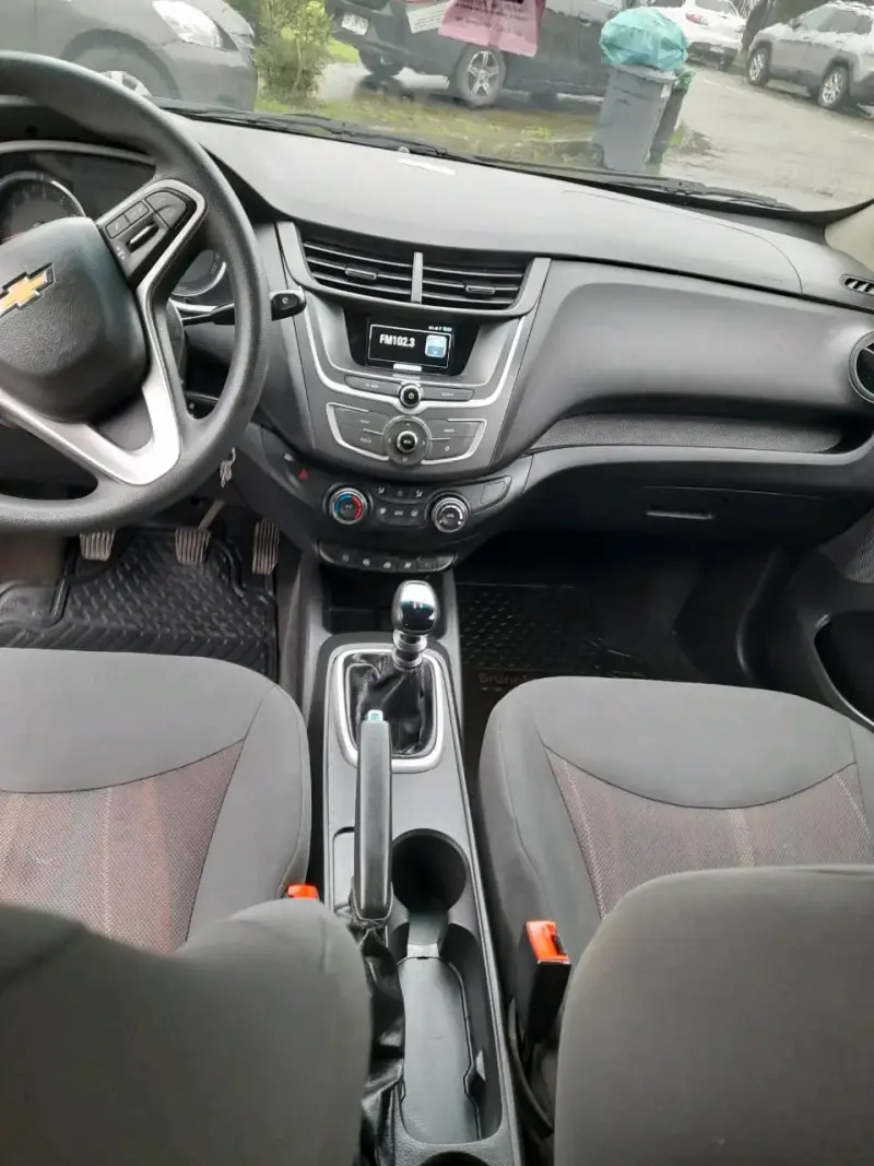 Auto Chevrolet sail blanco en buen estado - 5