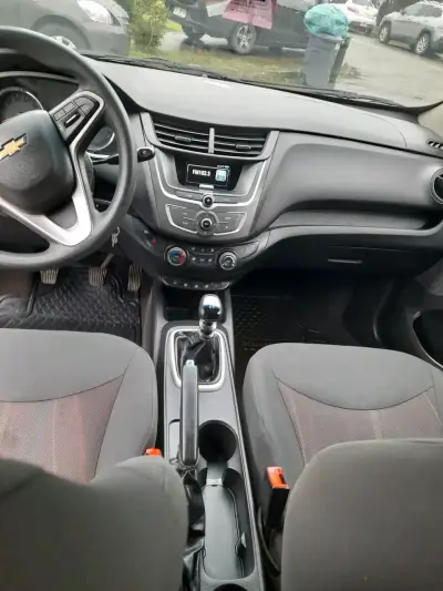 Auto Chevrolet sail blanco en buen estado - miniatura 5