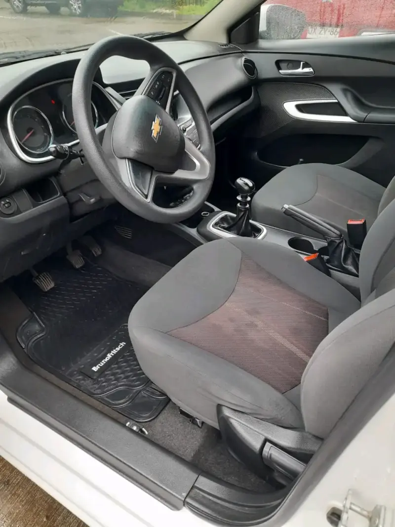 Auto Chevrolet sail blanco en buen estado - 6