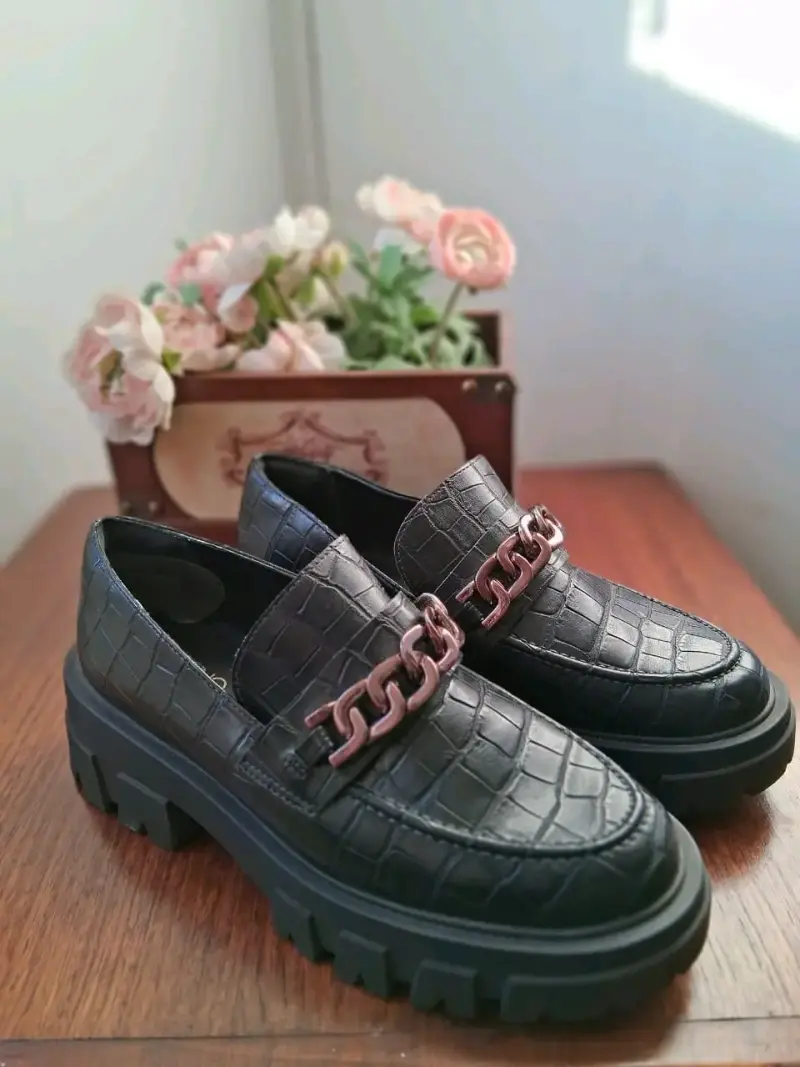 Zapatos mocasines negros con cadena decorativa - 1
