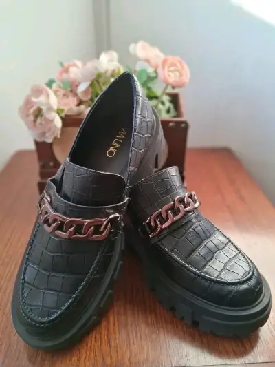 Zapatos mocasines negros con cadena decorativa - miniatura 2