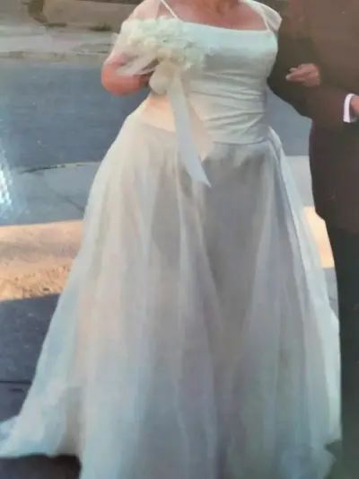 Vestido de novia con detalles bordados - miniatura 1
