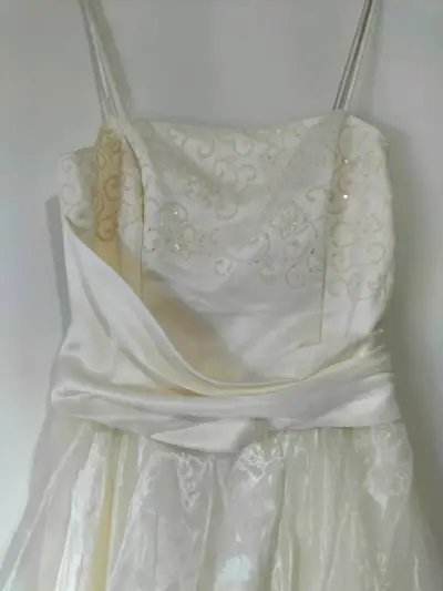 Vestido de novia con detalles bordados - miniatura 3