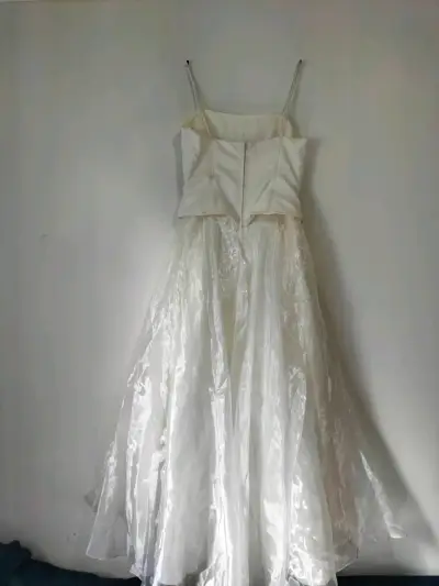 Vestido de novia con detalles bordados - miniatura 4