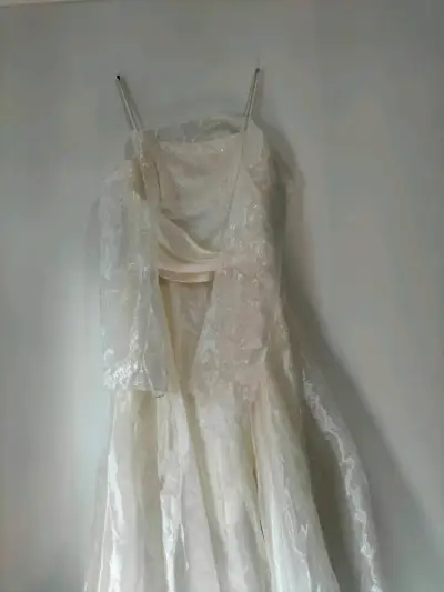 Vestido de novia con detalles bordados - miniatura 5