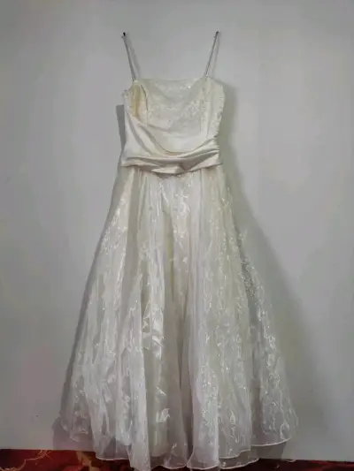 Vestido de novia con detalles bordados - miniatura 6