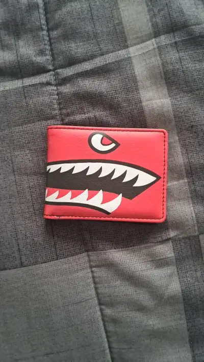 Billetera de cuero roja marca Buckle-Down - miniatura 1