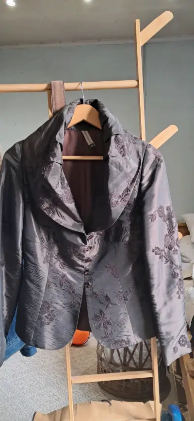 Chaqueta elegante cafe  con bordados florales - miniatura 1