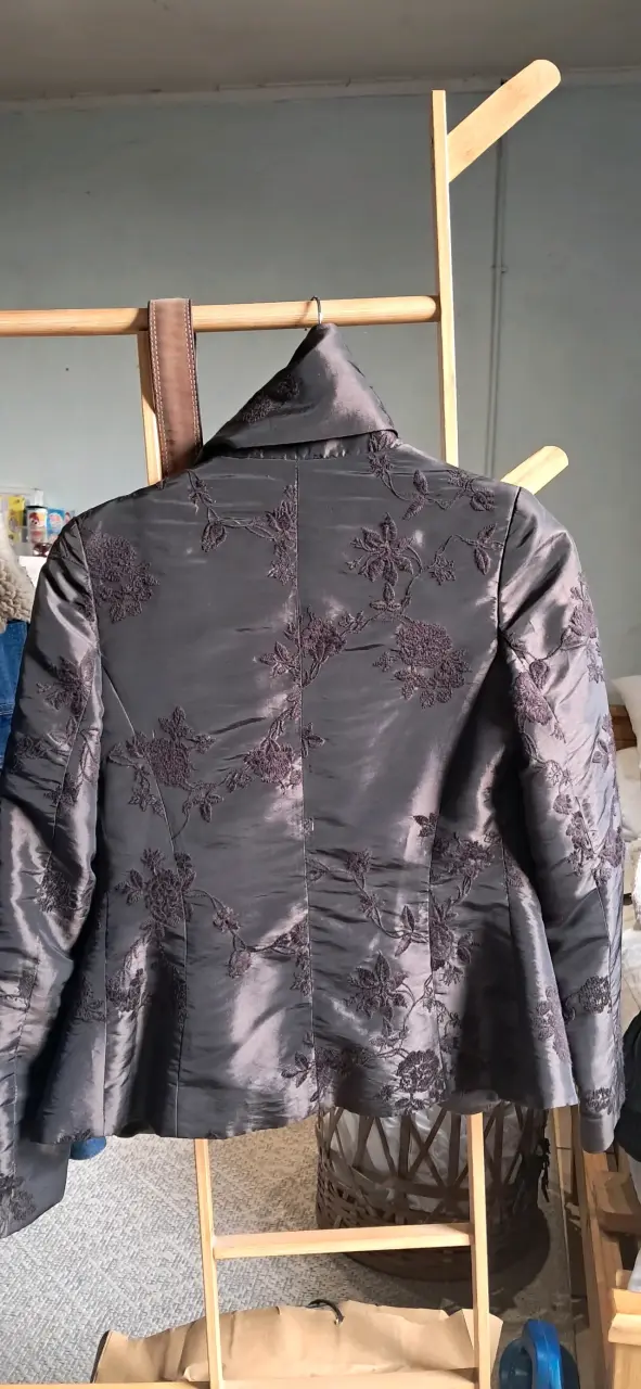Chaqueta elegante cafe  con bordados florales - 2