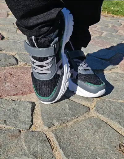 Zapatillas deportivas para niños en colores variados - miniatura 3