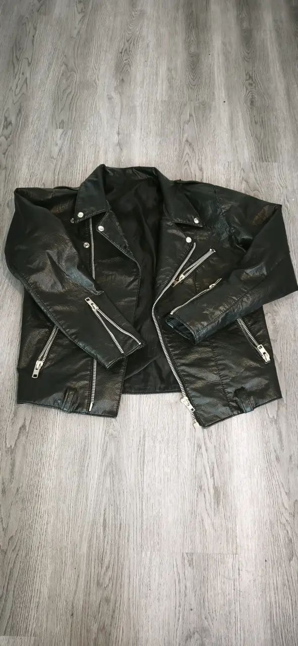 Chaqueta ramona negra con cierre metálico