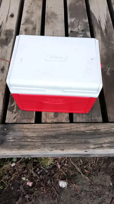 Cooler Coleman rojo con tapa blanca - miniatura 1