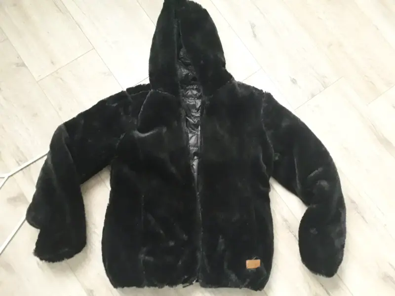 Chaqueta de piel sintética negra con capucha - 1