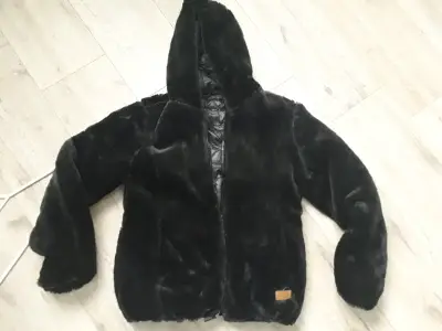 Chaqueta de piel sintética negra con capucha - miniatura 1