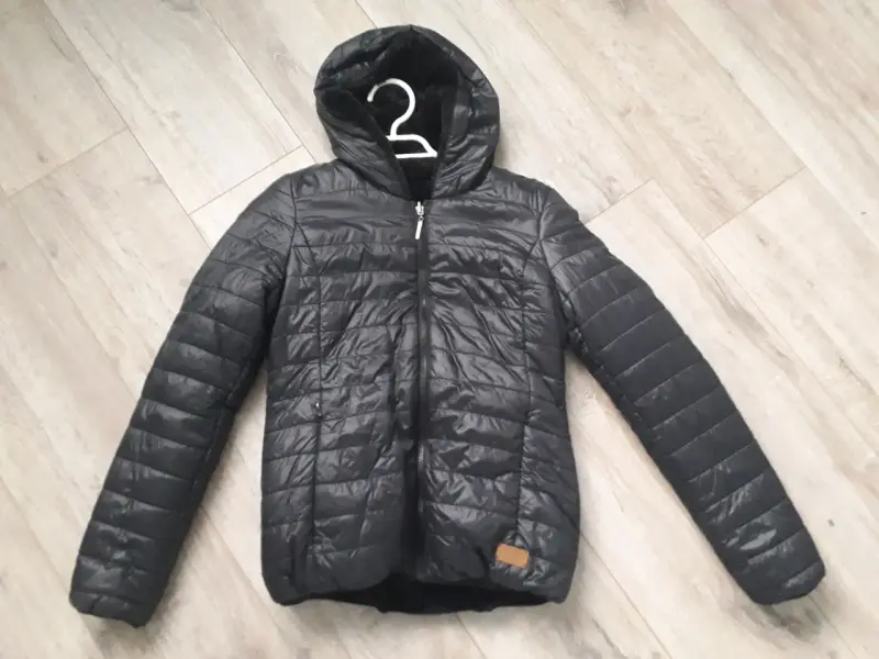 Chaqueta de piel sintética negra con capucha - 2
