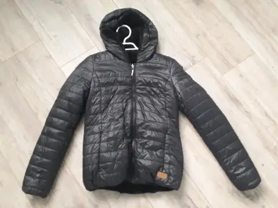 Chaqueta de piel sintética negra con capucha - miniatura 2