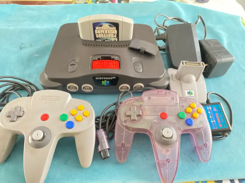 Consola Nintendo 64 con dos controles y juego - 1