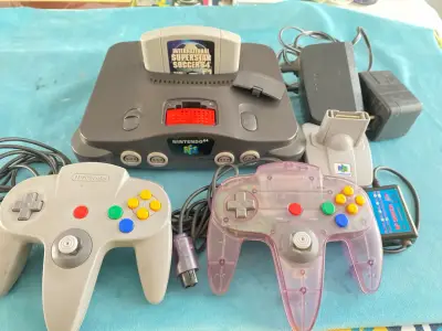 Consola Nintendo 64 con dos controles y juego - miniatura 1