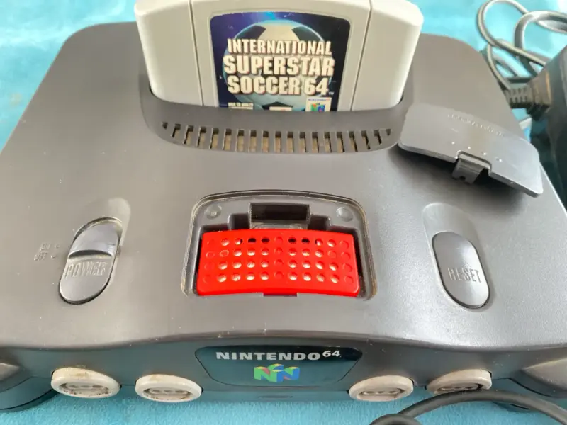 Consola Nintendo 64 con dos controles y juego - 2