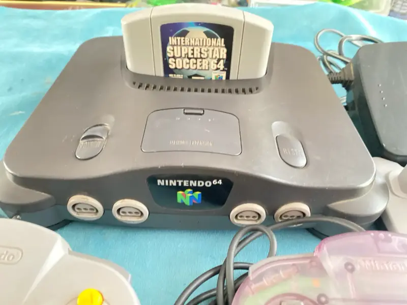 Consola Nintendo 64 con dos controles y juego - 3