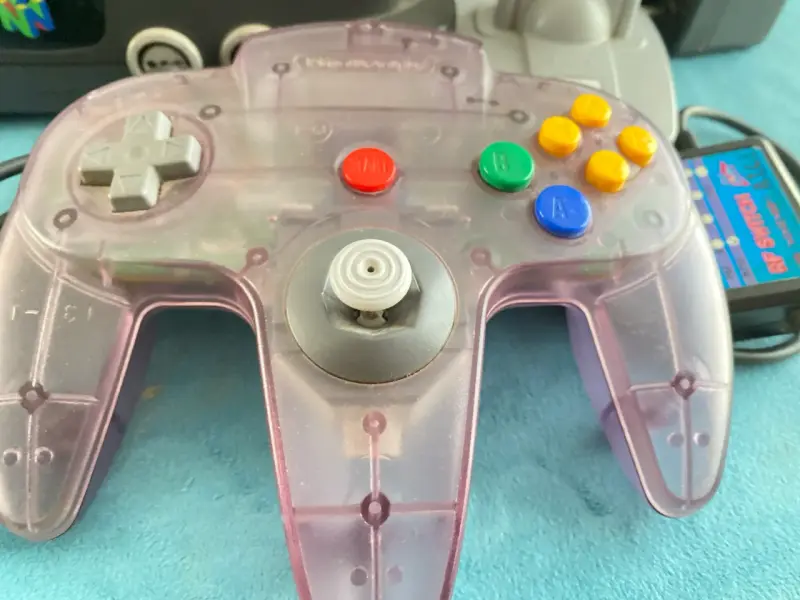 Consola Nintendo 64 con dos controles y juego - 4