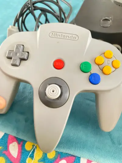 Consola Nintendo 64 con dos controles y juego - miniatura 5