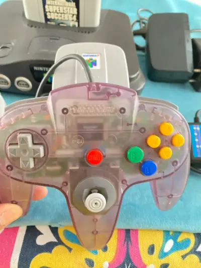 Consola Nintendo 64 con dos controles y juego - miniatura 6