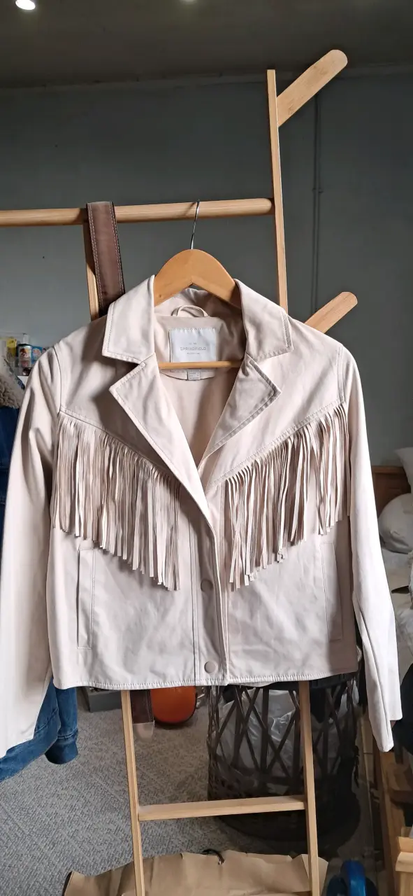 Chaqueta beige con flecos Springfield