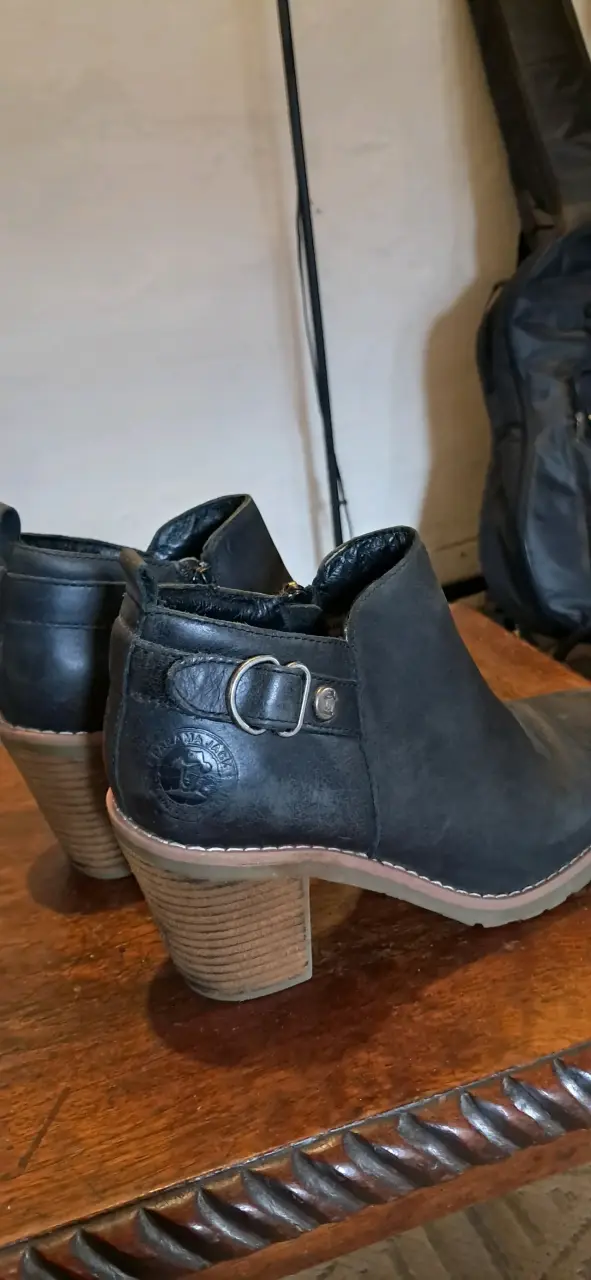 Botines de cuero negro con tacón para mujer