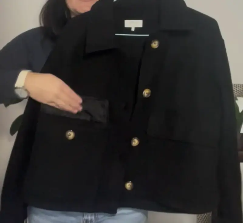 Chaqueta negra de mujer con botones grandes - 2