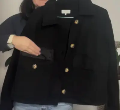 Chaqueta negra de mujer con botones grandes - miniatura 2