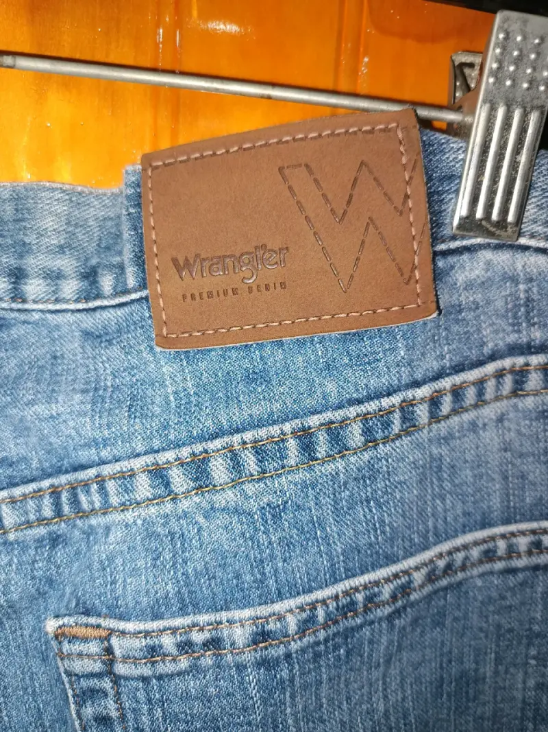 Jeans Wrangler azul clásico para hombre - 3