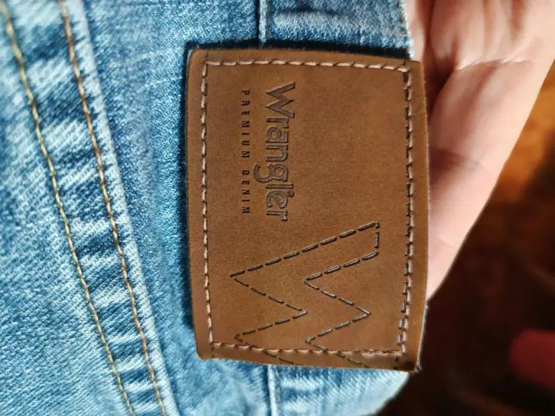 Jeans Wrangler azul clásico para hombre - 6