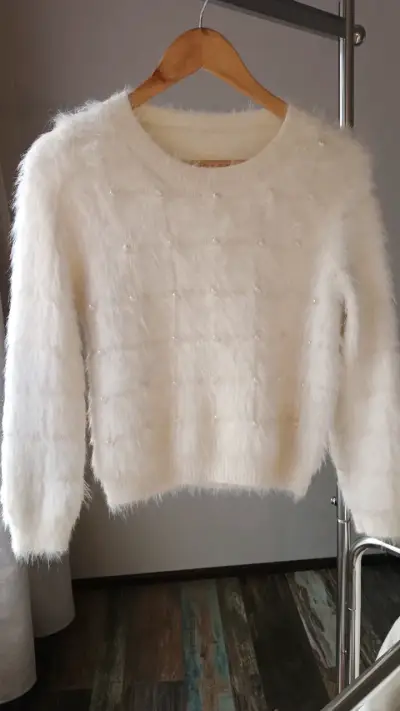 Suéter blanco peludo con perlas - miniatura 1