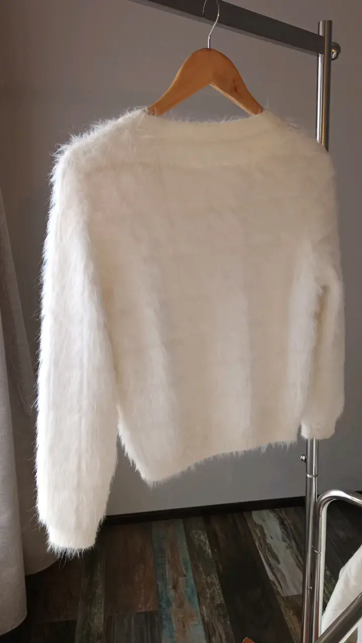 Suéter blanco peludo con perlas - 2