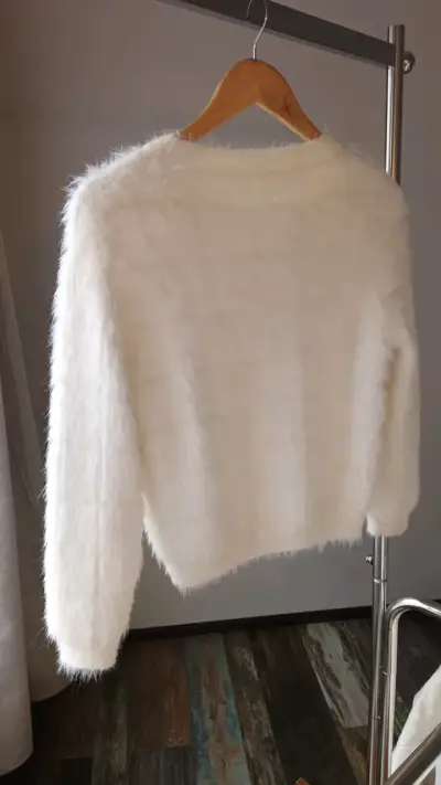 Suéter blanco peludo con perlas - miniatura 2