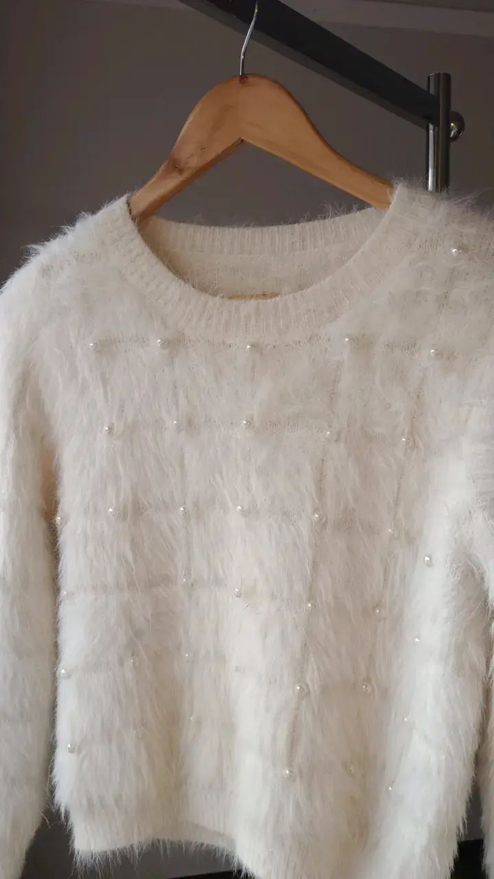 Suéter blanco peludo con perlas - 3