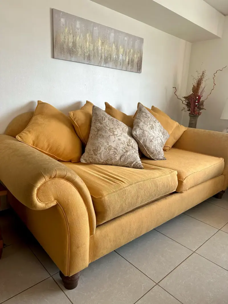 Sofá de tres plazas amarillo con cojines decorativos - 2