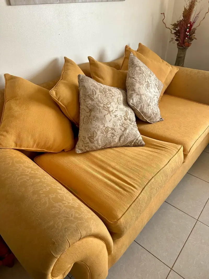 Sofá de tres plazas amarillo con cojines decorativos - 3