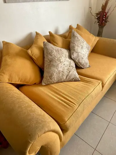 Sofá de tres plazas amarillo con cojines decorativos - miniatura 3