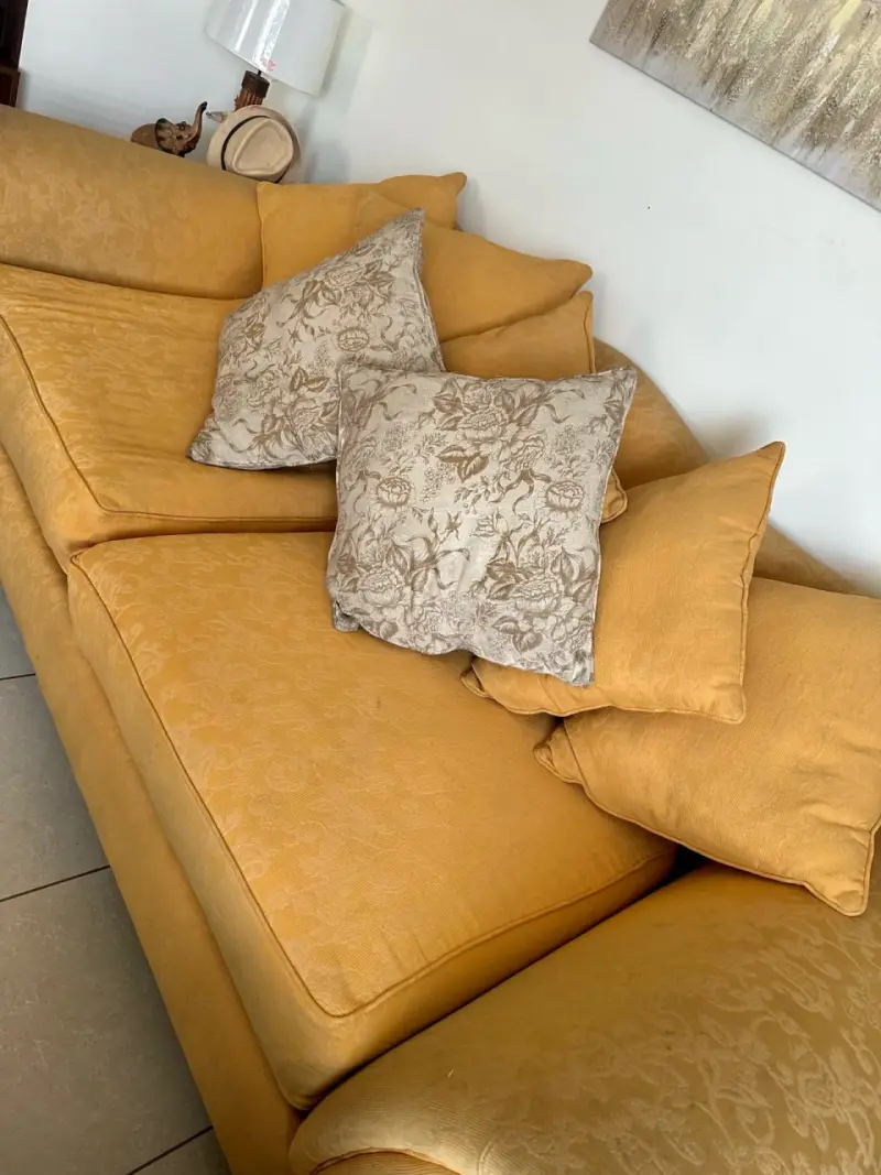 Sofá de tres plazas amarillo con cojines decorativos - 4