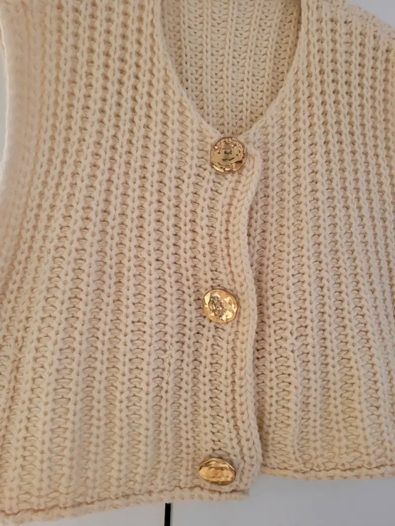 Chaleco tejido beige con botones dorados - 2