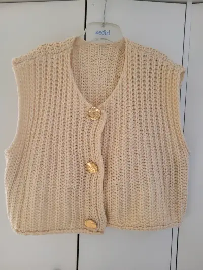 Chaleco tejido beige con botones dorados - miniatura 3