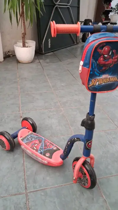 Patinete infantil Spiderman con mochila - miniatura 1