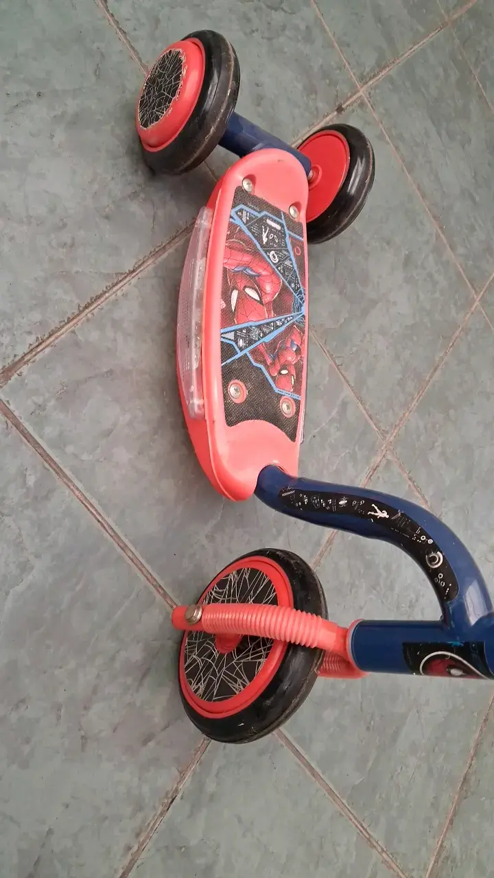 Patinete infantil Spiderman con mochila - 2